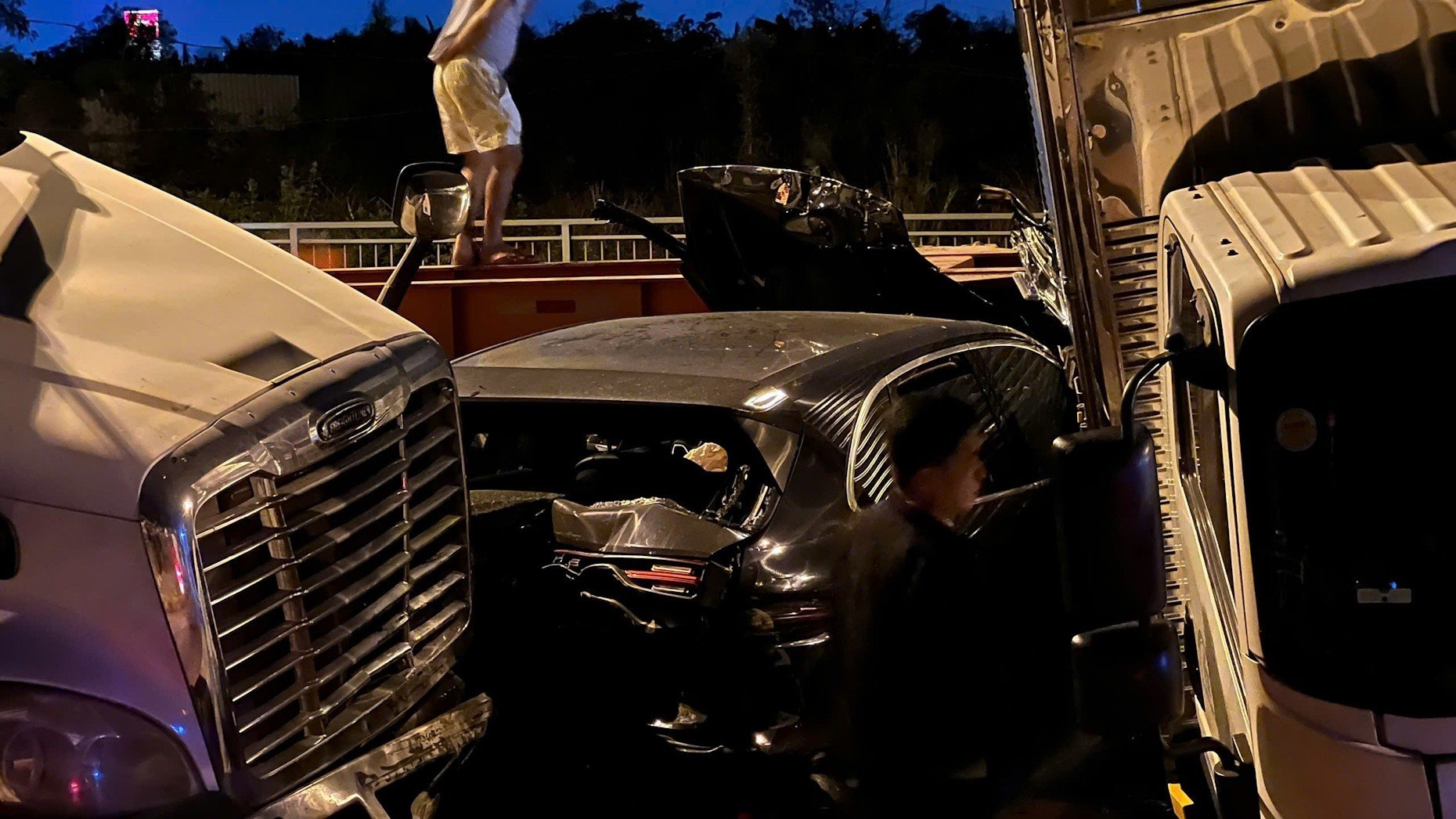 23-1776907009-6-oto-tong-lien-hoan-tren-cau-phu-my-giao-thong-ket-cung