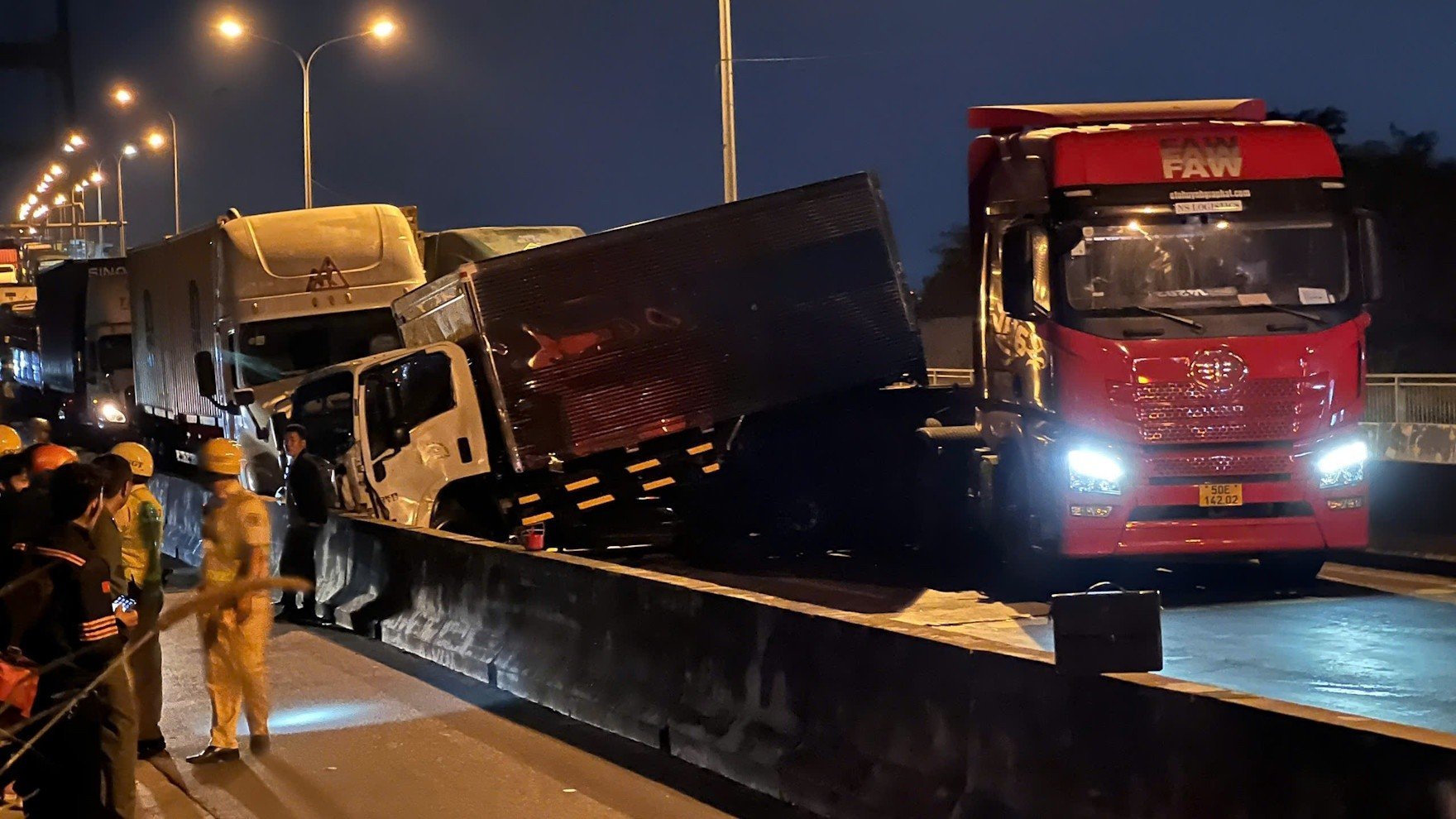 23-1776907009-6-oto-tong-lien-hoan-tren-cau-phu-my-giao-thong-ket-cung