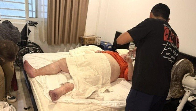 23-1776917044-giai-cuu-du-khach-my-nang-gan-300kg-mac-ket-trong-nha-ve-sinh-o-da-nang