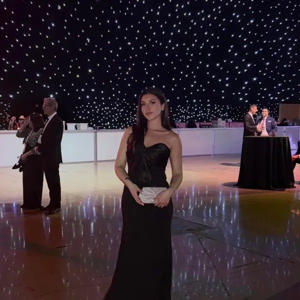 23-1776927866-be-boi-nu-quan-chuc-an-ninh-my-bi-to-lam-sugar-baby-dung-chat-cam-va-song-xa-hoa