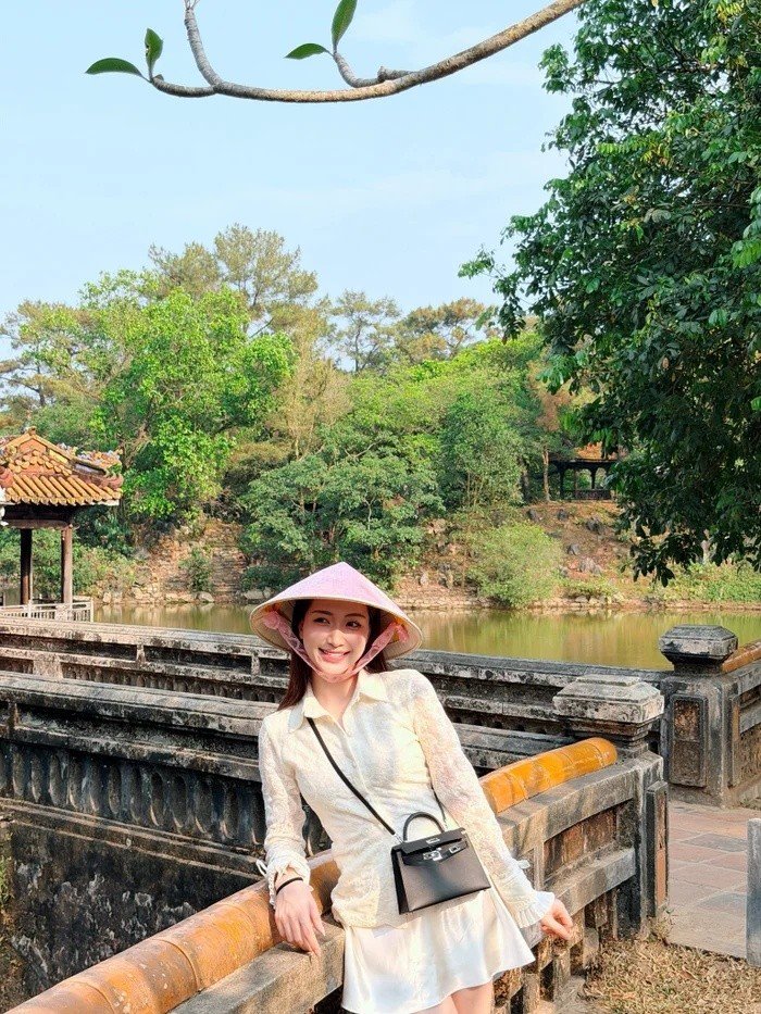 23-1776927915-hoa-minzy-hiem-hoi-lo-dien-ben-chong-sap-cuoi-khoanh-khac-gian-di-van-thu-hut-su-chu-y