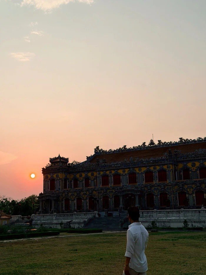 23-1776927915-hoa-minzy-hiem-hoi-lo-dien-ben-chong-sap-cuoi-khoanh-khac-gian-di-van-thu-hut-su-chu-y