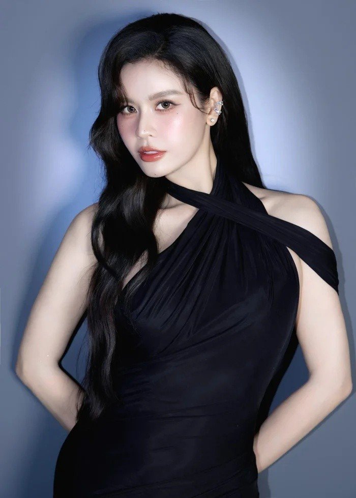 23-1776937114-truong-quynh-anh-gay-bao-voi-vay-day-tao-bao-khoe-tron-lung-tran-non-na-quyen-ru