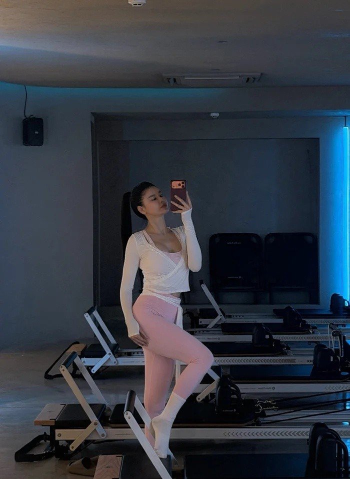 23-1776937114-truong-quynh-anh-gay-bao-voi-vay-day-tao-bao-khoe-tron-lung-tran-non-na-quyen-ru