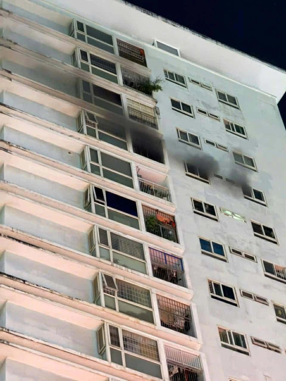 24-1776991611-kinh-hoang-vu-chay-can-ho-tang-16-o-tphcm-cu-dan-hot-hoang-thao-chay-trong-dem