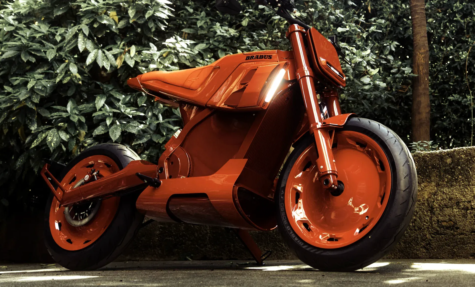 24-1776998966-xe-may-dien-brabus-gay-tranh-cai-cong-suat-khiem-ton-gia-ngang-o-to