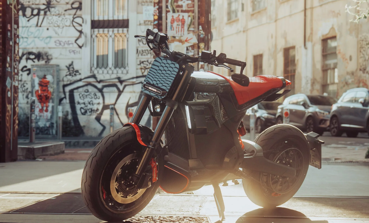 24-1776998966-xe-may-dien-brabus-gay-tranh-cai-cong-suat-khiem-ton-gia-ngang-o-to