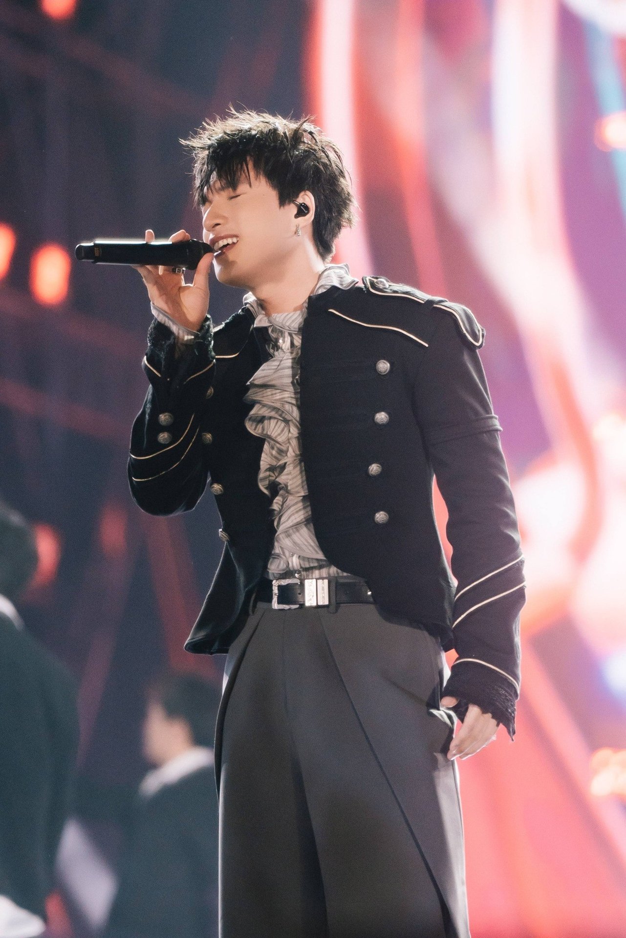 24-1777000141-hieuthuhai-gay-choang-voi-loat-loi-rap-ve-tai-san-so-huu-2-3-can-nha-trung-tam-hop-dong-hang-chuc-ty