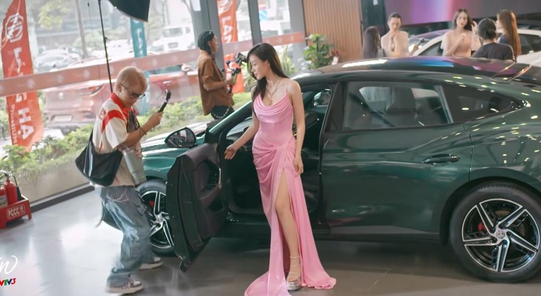 24-1777004180-nu-chinh-loi-hua-dau-tien-gay-tranh-cai-bi-che-nhan-sac-kem-sang-khong-du-chuan-lam-hoa-hau