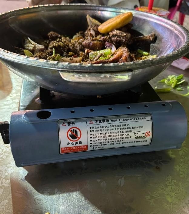 24-1777004899-5-loai-noi-co-the-gay-hai-cho-suc-khoe-nhung-rat-nhieu-gia-dinh-van-dang-su-dung