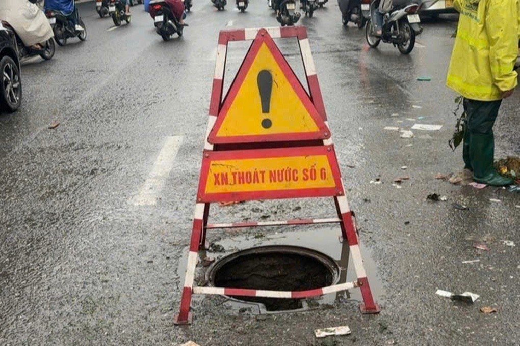 24-1777013061-ha-noi-lien-tiep-xay-ra-su-co-sut-banh-o-to-do-ho-tu-than-tren-duong-pho