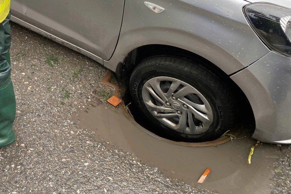 24-1777013061-ha-noi-lien-tiep-xay-ra-su-co-sut-banh-o-to-do-ho-tu-than-tren-duong-pho