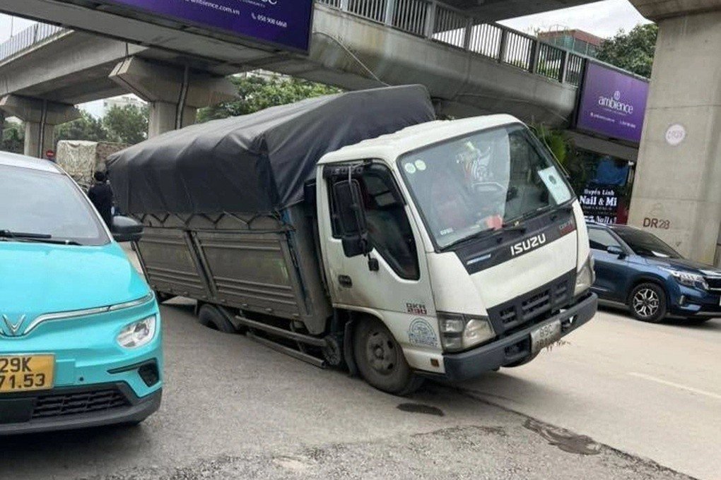 24-1777013291-ha-noi-lien-tiep-xay-ra-su-co-sut-banh-o-to-do-ho-tu-than-tren-duong-pho