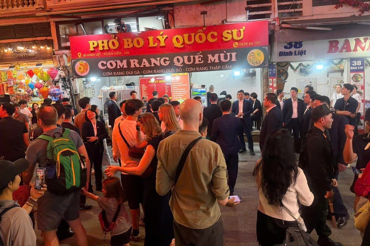 24-1777015718-chu-quan-pho-ha-noi-ke-lai-khoanh-khac-don-tong-thong-han-quoc-va-phu-nhan-ghe-an-toi