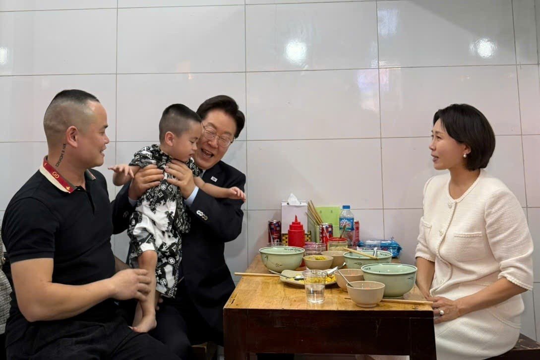 24-1777015718-chu-quan-pho-ha-noi-ke-lai-khoanh-khac-don-tong-thong-han-quoc-va-phu-nhan-ghe-an-toi