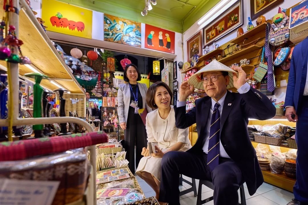 24-1777015718-chu-quan-pho-ha-noi-ke-lai-khoanh-khac-don-tong-thong-han-quoc-va-phu-nhan-ghe-an-toi