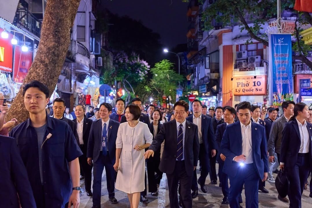 24-1777015718-chu-quan-pho-ha-noi-ke-lai-khoanh-khac-don-tong-thong-han-quoc-va-phu-nhan-ghe-an-toi