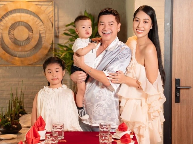 24-1777018444-danh-hai-quang-minh-va-ban-gai-kem-37-tuoi-dang-ky-ket-hon-khong-dam-cuoi-vi-ngai-on-ao