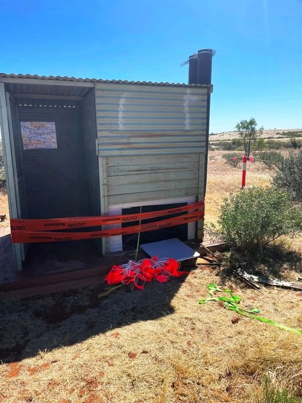 24-1777026887-am-anh-3-gio-mac-ket-duoi-ho-ve-sinh-sau-su-co-sap-san-kinh-hoang-tai-australia