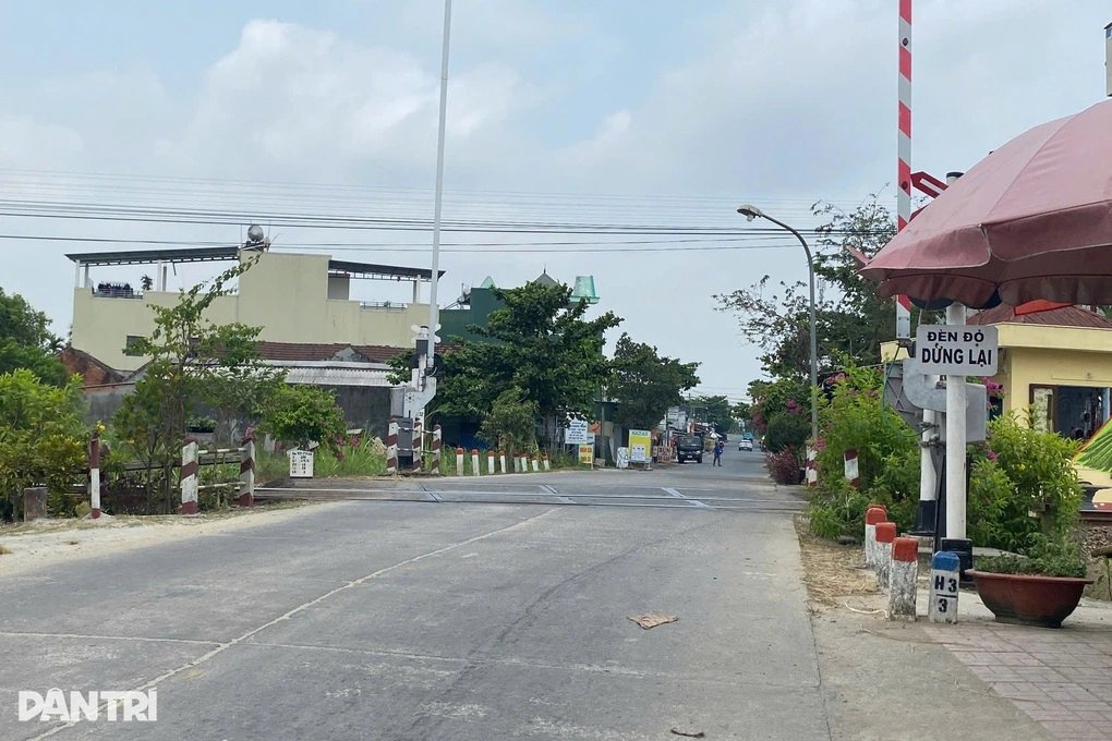 24-1777031246-su-that-phia-sau-cu-tung-cuoc-cua-nhan-vien-duong-sat-voi-nguoi-dan-ong-say-xin