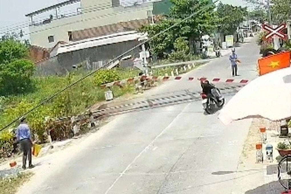 24-1777031246-su-that-phia-sau-cu-tung-cuoc-cua-nhan-vien-duong-sat-voi-nguoi-dan-ong-say-xin