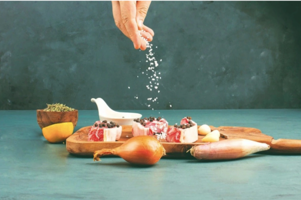 Giảm lượng muối nêm nếm, đọc kỹ nhãn sản phẩm và ưu tiên phương pháp chế biến hấp, luộc là những cách để hạn chế tối đa lượng muối nạp vào cơ thể.