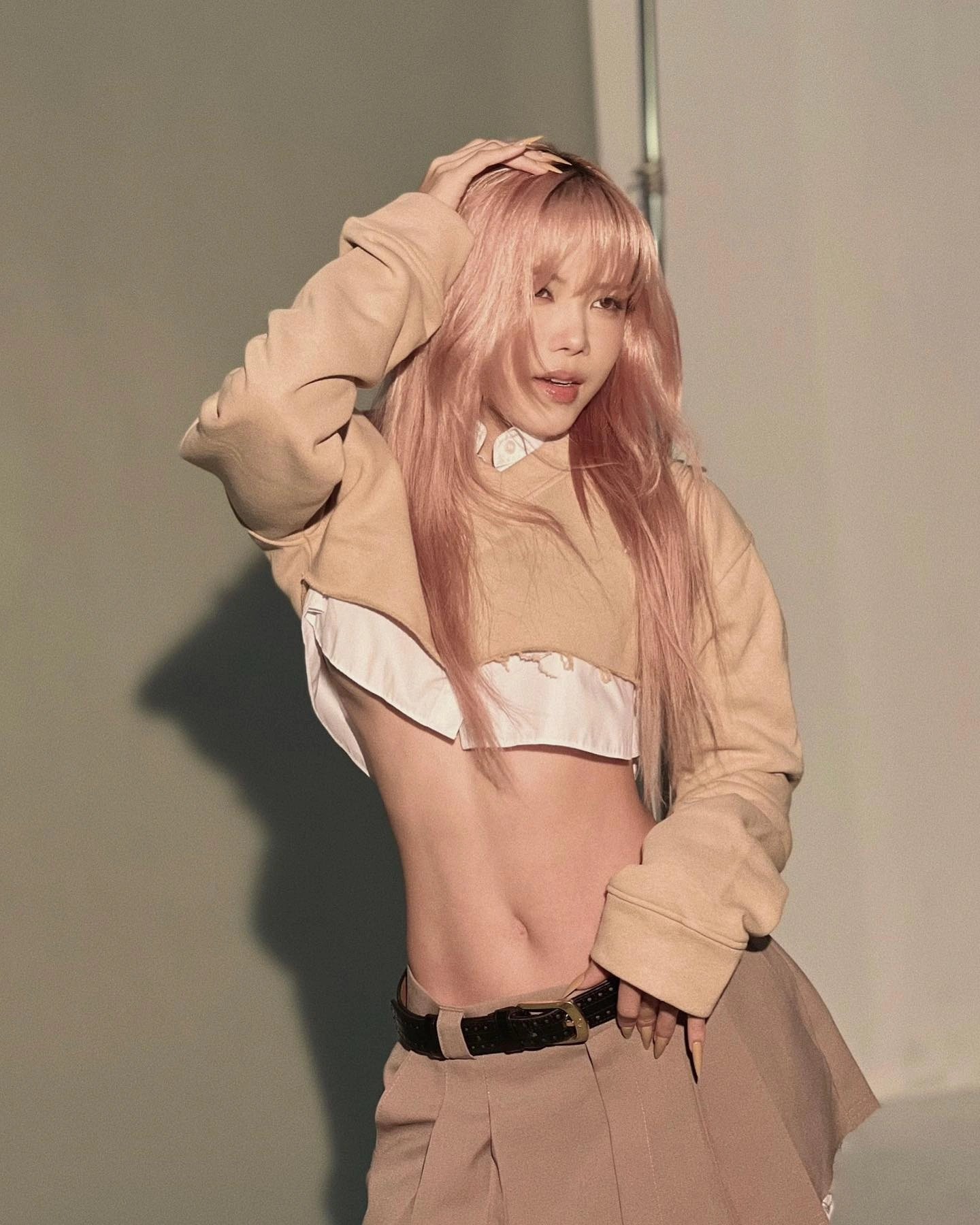 25-1777086448-thieu-bao-tram-gay-ngo-ngang-voi-hinh-anh-mai-toc-kho-cuu-trong-qua-khu