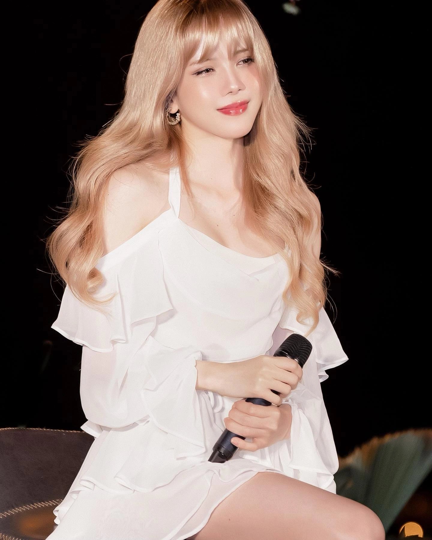 25-1777086448-thieu-bao-tram-gay-ngo-ngang-voi-hinh-anh-mai-toc-kho-cuu-trong-qua-khu