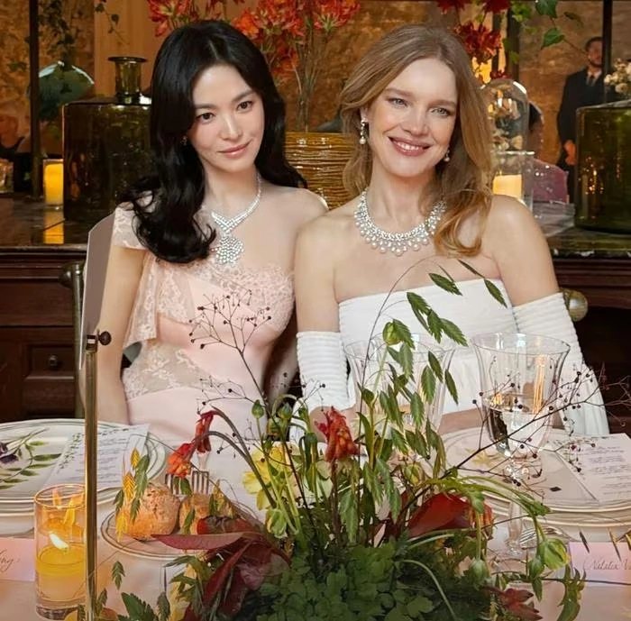 25-1777090931-song-hye-kyo-gay-sot-voi-khoanh-khac-nga-nga-say-tai-paris-phan-ung-tu-truyen-thong-gay-bat-ngo