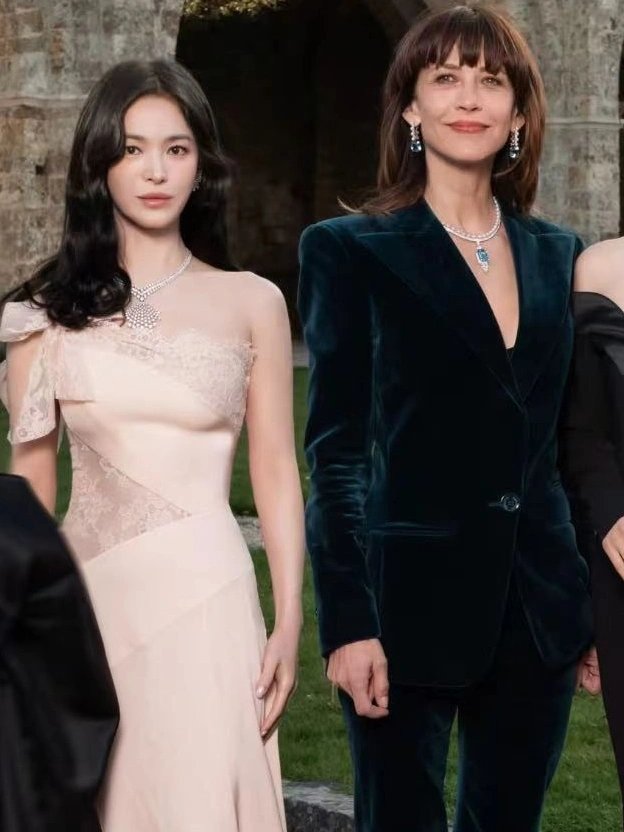 25-1777090931-song-hye-kyo-gay-sot-voi-khoanh-khac-nga-nga-say-tai-paris-phan-ung-tu-truyen-thong-gay-bat-ngo