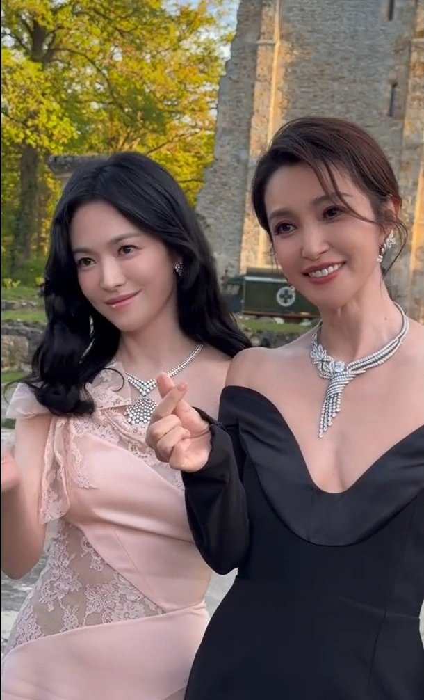 25-1777090931-song-hye-kyo-gay-sot-voi-khoanh-khac-nga-nga-say-tai-paris-phan-ung-tu-truyen-thong-gay-bat-ngo