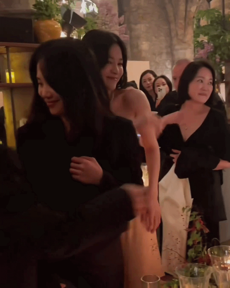 25-1777090931-song-hye-kyo-gay-sot-voi-khoanh-khac-nga-nga-say-tai-paris-phan-ung-tu-truyen-thong-gay-bat-ngo