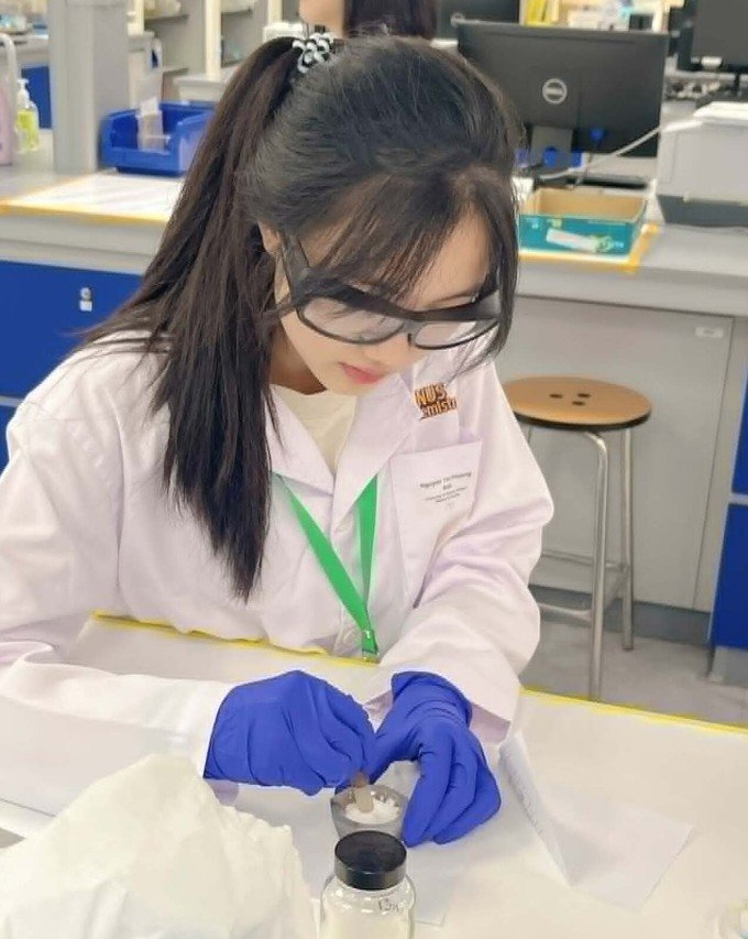 Nữ sinh làm thí nghiệm tại lab của trường. Ảnh: Nhân vật cung cấp