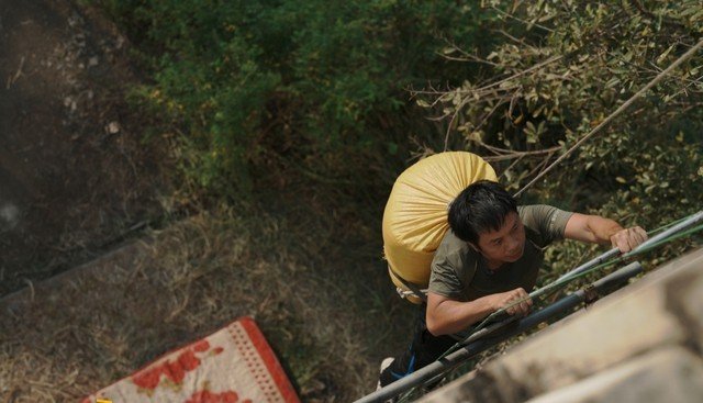 25-1777107152-thai-hoa-gay-choang-ngop-voi-man-hoa-than-nhu-ban-mang-trong-bom-tan-hanh-dong-anh-hung