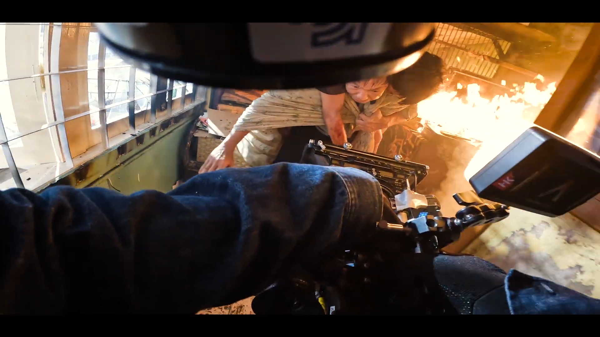 25-1777107152-thai-hoa-gay-choang-ngop-voi-man-hoa-than-nhu-ban-mang-trong-bom-tan-hanh-dong-anh-hung