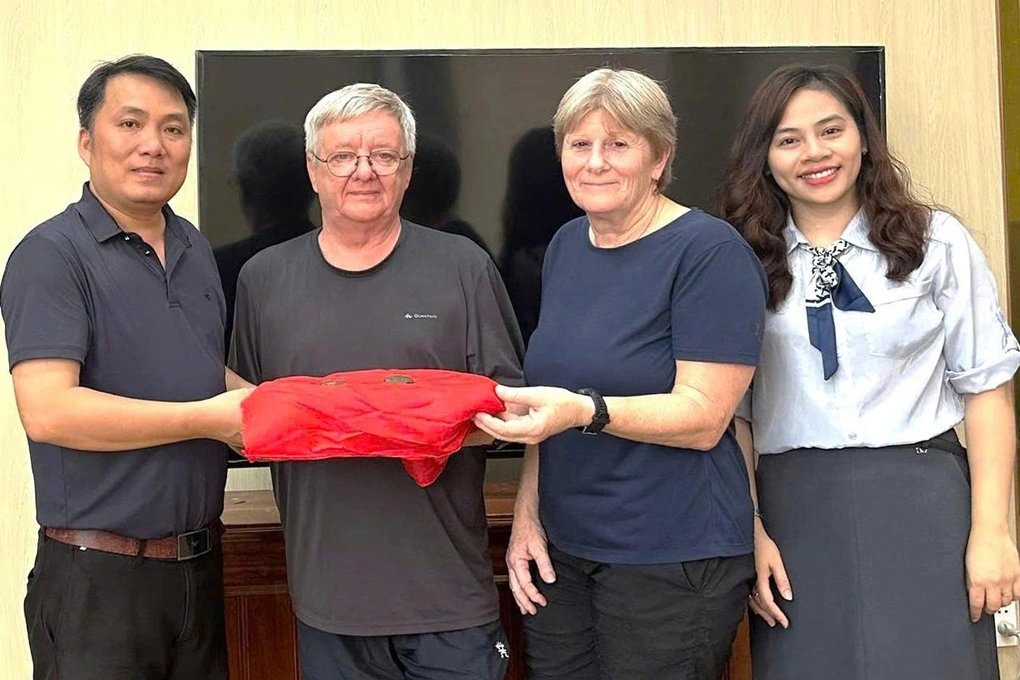 25-1777118643-quang-tri-phat-hien-5-riu-da-thoi-tien-su-8000-nam-tuoi-trong-hang-en