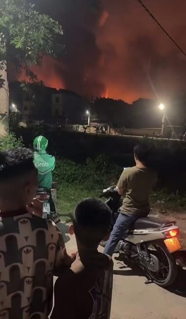 25-1777122031-ha-noi-chay-lon-kem-nhieu-tieng-no-tai-kho-xuong-o-dong-anh