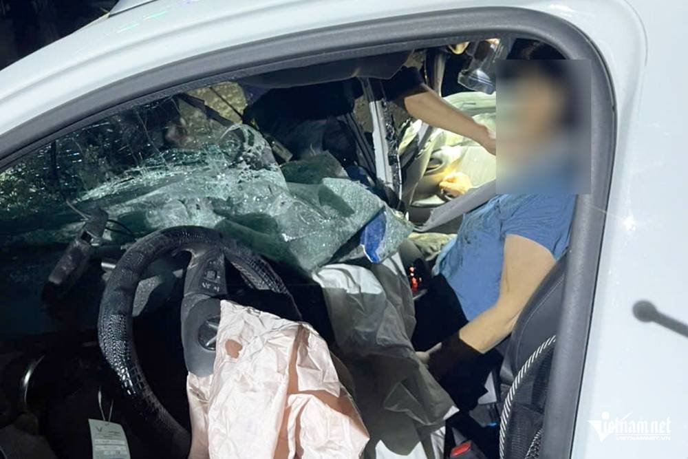 26-1777161070-o-to-con-bep-dum-sau-va-cham-voi-xe-ben-o-ha-noi-nguoi-phu-nu-ket-trong-cabin