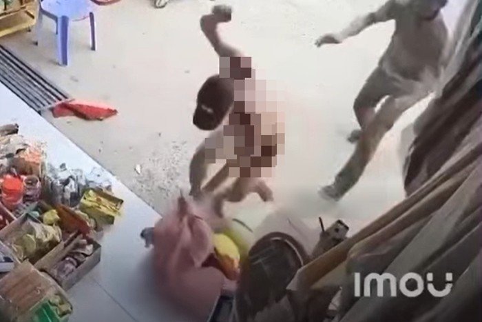 xon-xao-clip-nguoi-dan-ong-khoa-than-xong-vao-tiem-tap-hoa-hanh-hung-co-giao-1603