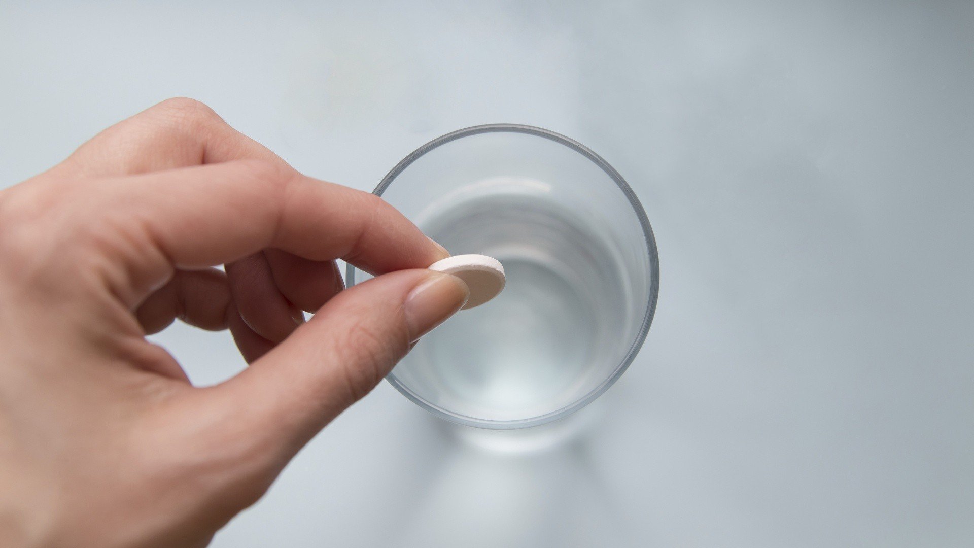 26-1777168526-hiem-hoa-tu-vien-sui-vitamin-c-nu-nhan-vien-van-phong-cap-cuu-vi-mo-soi-trong-than