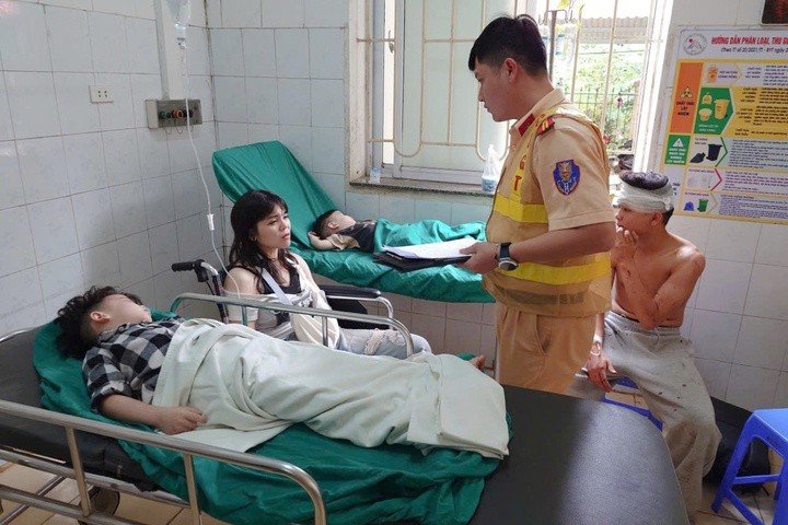 26-1777196969-xe-khach-cho-25-nguoi-lao-xuong-vuc-sau-100m-nhieu-nguoi-thuong-vong