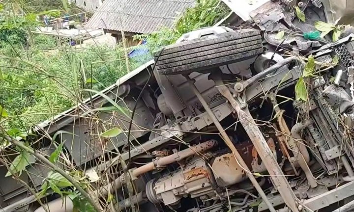 27-1777245515-son-la-nghet-tho-cuoc-chay-dua-cuu-nguoi-trong-vu-xe-khach-roi-xuong-vuc-sau-100m