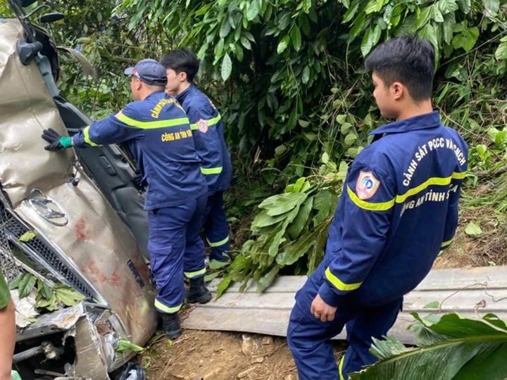 27-1777245515-son-la-nghet-tho-cuoc-chay-dua-cuu-nguoi-trong-vu-xe-khach-roi-xuong-vuc-sau-100m