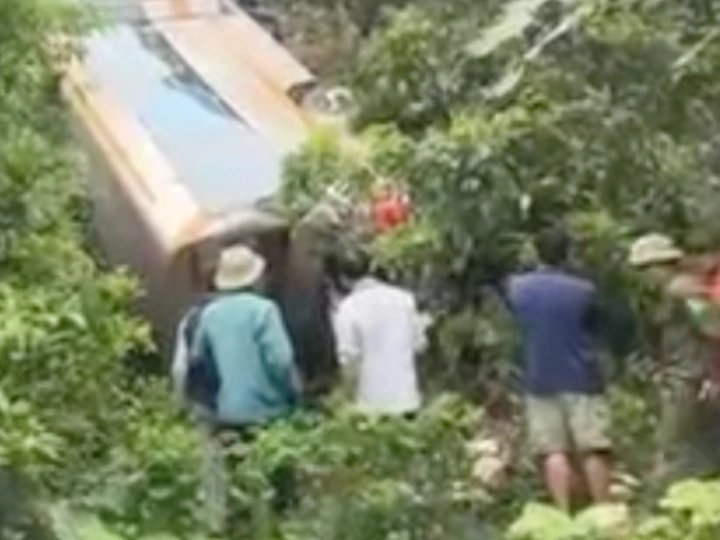 27-1777245515-son-la-nghet-tho-cuoc-chay-dua-cuu-nguoi-trong-vu-xe-khach-roi-xuong-vuc-sau-100m