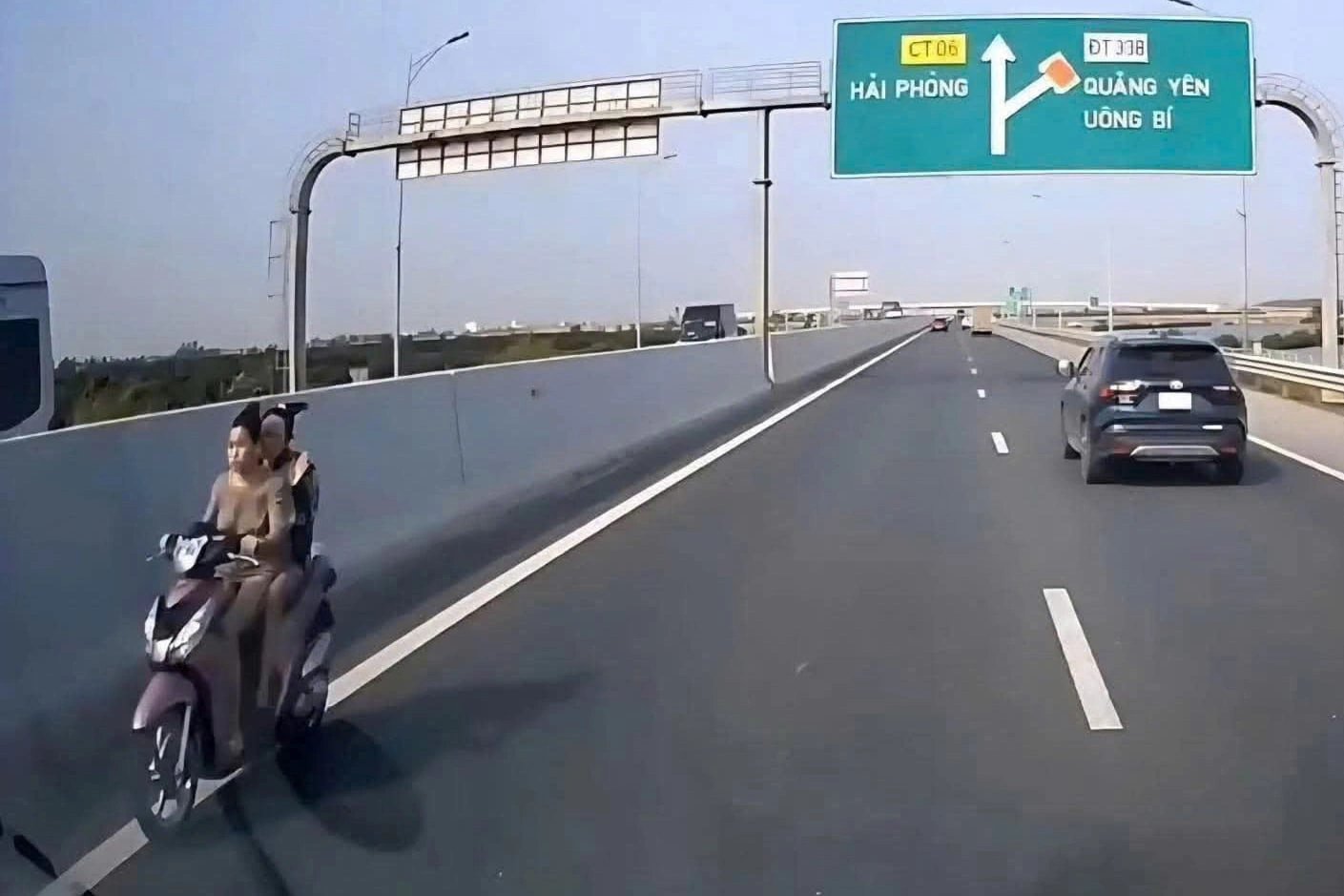 27-1777251147-phat-165-trieu-dong-nhom-thieu-nu-dau-tran-chay-xe-may-nguoc-chieu-tren-cao-toc