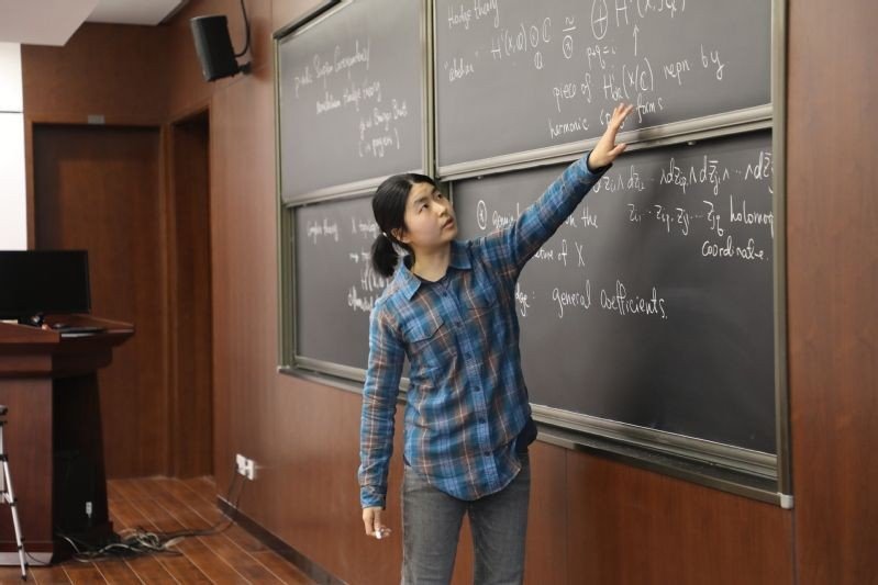 27-1777255190-ba-nu-tien-si-9x-gay-tieng-vang-tai-oscar-cua-toan-hoc