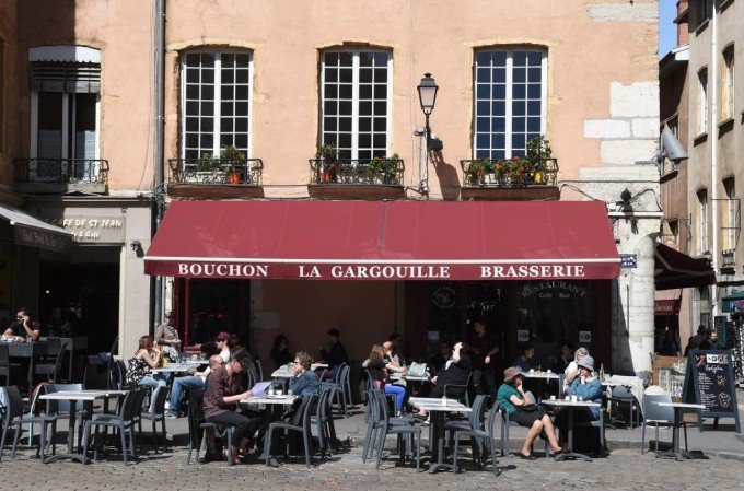 27-1777260723-vi-sao-nguoi-phap-khong-duoc-phep-an-trua-ngay-tai-ban-lam-viec