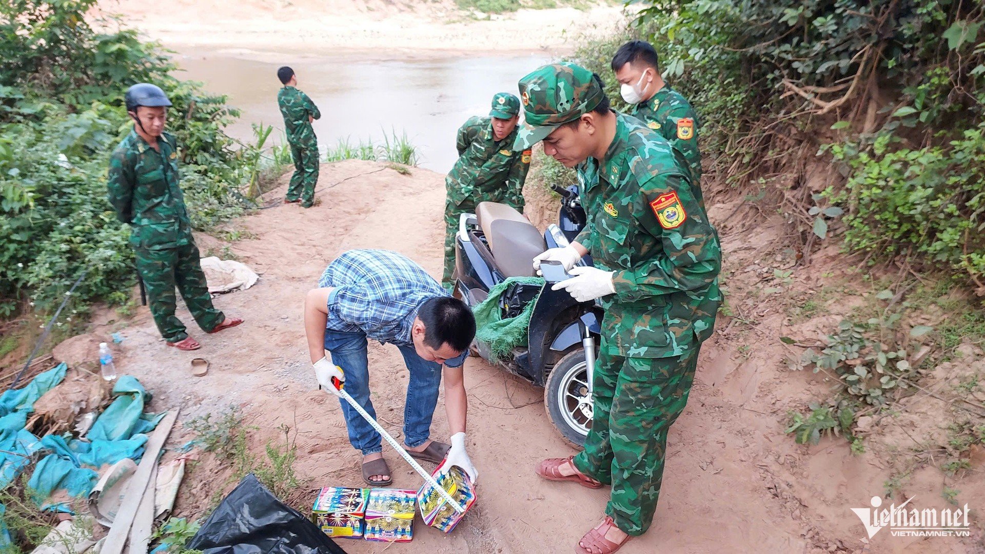 27-1777261493-clip-luc-luong-bien-phong-bat-doi-tuong-van-chuyen-phao-lau-nhu-phim-hanh-dong
