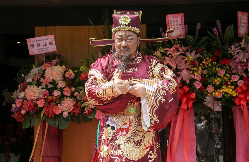 27-1777272543-bao-thanh-thien-kim-sieu-quan-binh-yen-ben-nguoi-vo-kem-23-tuoi-sau-bien-co-suc-khoe