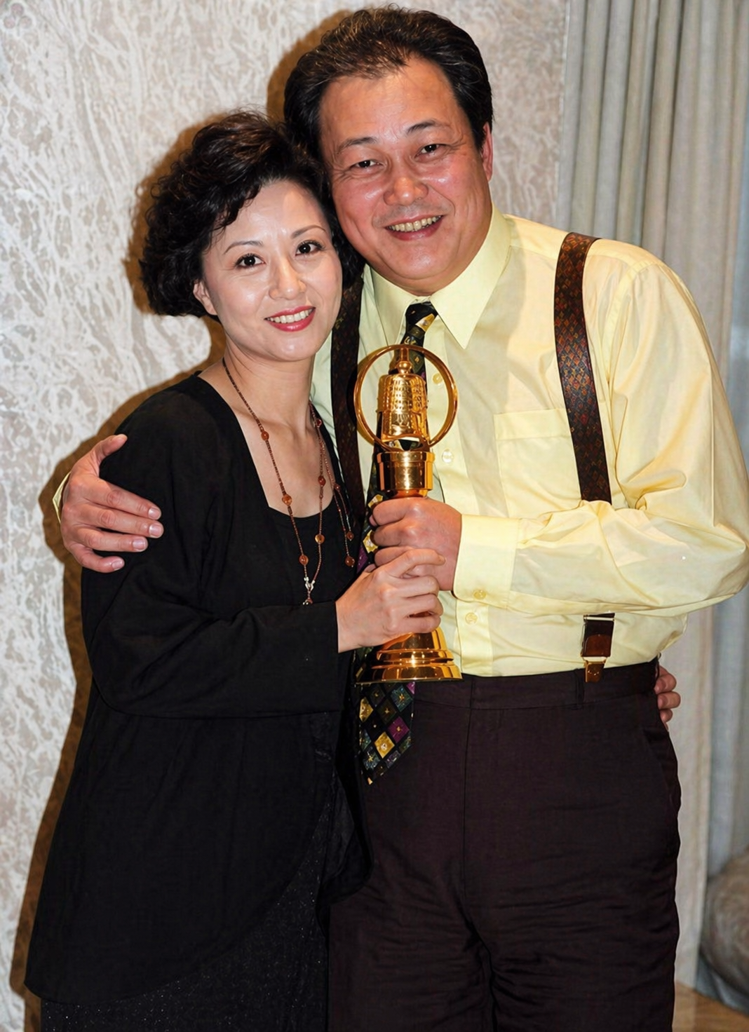 27-1777272543-bao-thanh-thien-kim-sieu-quan-binh-yen-ben-nguoi-vo-kem-23-tuoi-sau-bien-co-suc-khoe